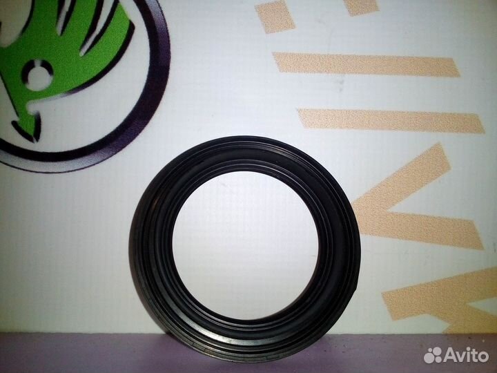 Сальник передней ступицы новый Nissan