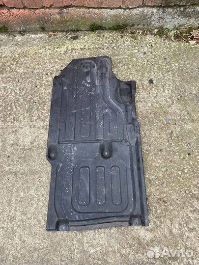 Защита пола задняя правая Mercedes W211