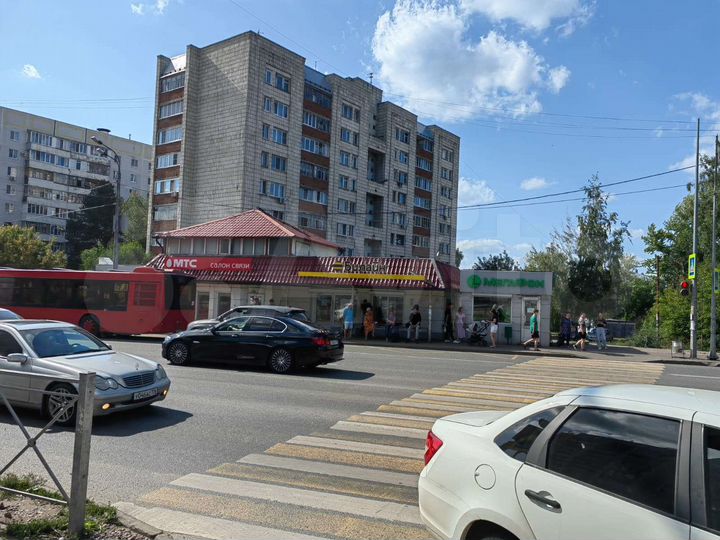 Большой пешеходный трафик. вместо билайн. остановк