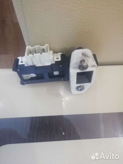 Замок люка на стиральную машину