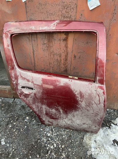 Renault Sandero правая задняя дверь