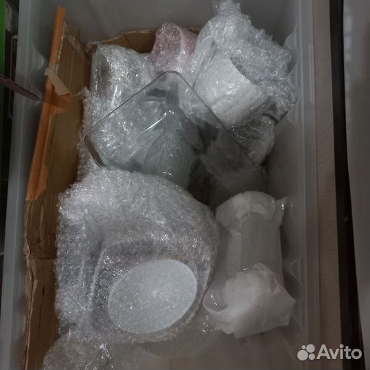 Разная посуда из IKEA (тарелки, форма, кружки)