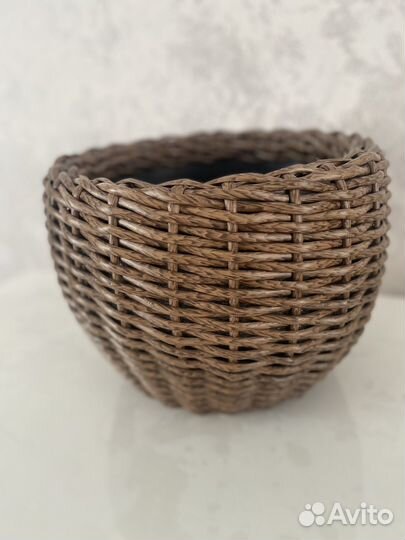 Кашпо из искусственного ротанга