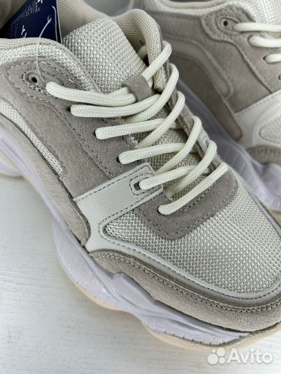 Кроссовки женские