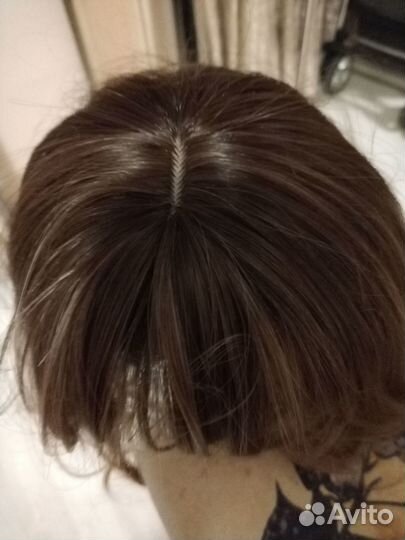 Парик русый волнистый с челкой