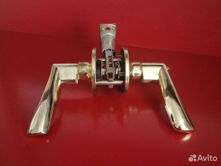 Дверная ручка с замком