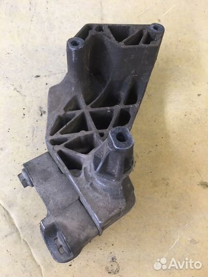 Кронштейн опоры двигателя Skoda Octavia A4 (2111)