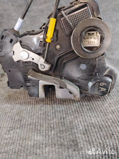 Замок двери передний правый Toyota Auris E150