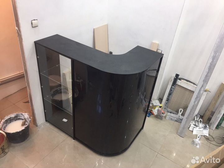 Ресепшен 2 в 1-ом. Витрина и стойка администратора