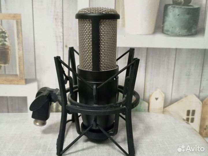 Студийный микрофон akg p220