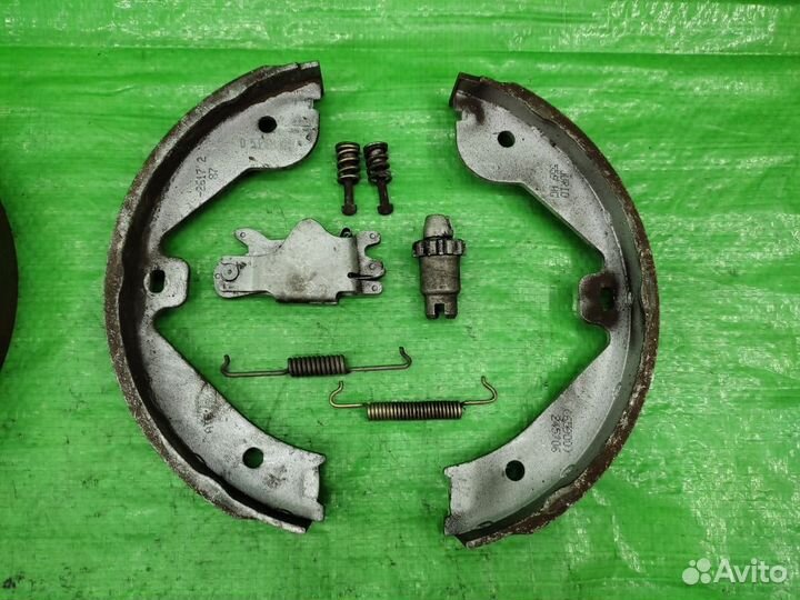 Колодки ручника комплект оригинал Таурег/Кайен/Ку7