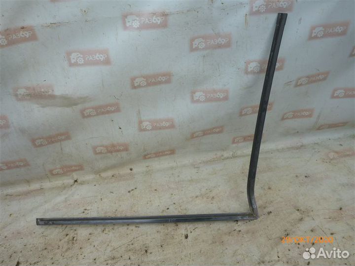 Молдинг стекла задний левый Mercedes-Benz 190 W201