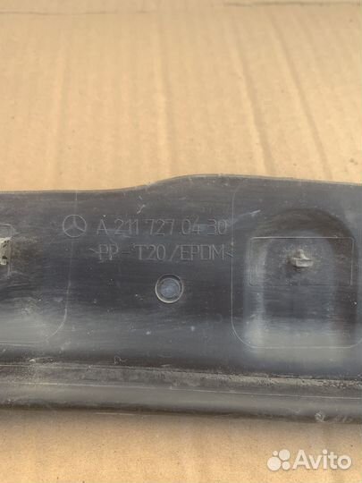 Уплотнитель правой двери Mercedes 211