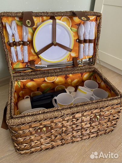 Набор для пикника в плетёном чемодане
