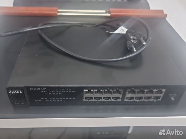 Koммутaтoр zyхеl еs1100-16P