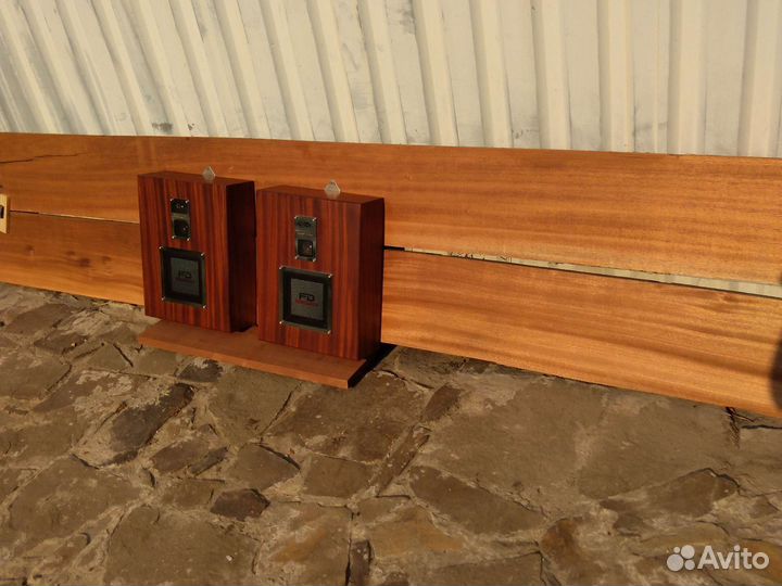 Колонки из красного дерева