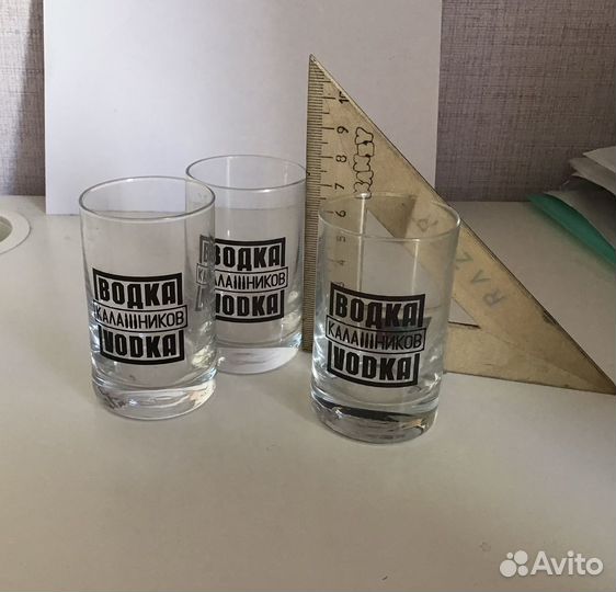 Стеклянные стопки и стаканы