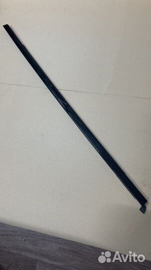 Уплотнитель стекла задний девый porsche macan