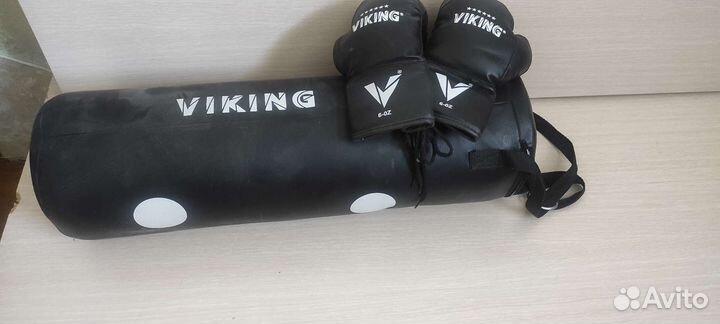 Боксерская груша и перчатки