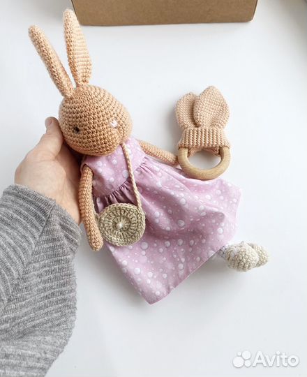 Вязаная игрушка Зайка