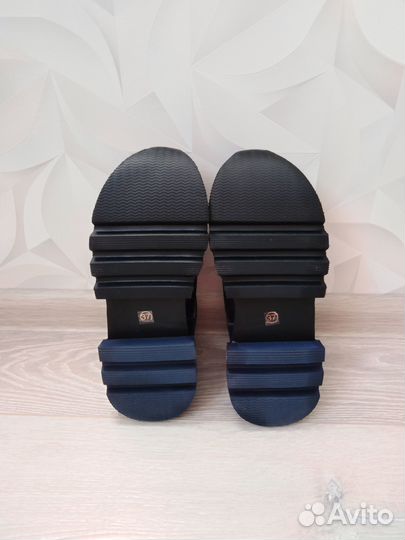 Кроссовки натур.кожа 38 размер новые, 37 размер Б