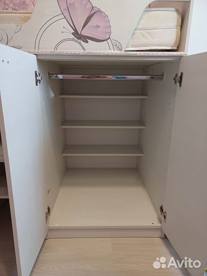 Детская кровать с выдвижным столом