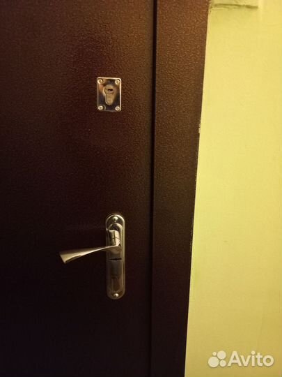 Дверь входная металлическая б/у