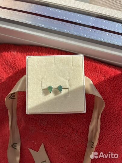 Серебряные пуссеты с природным изумрудом