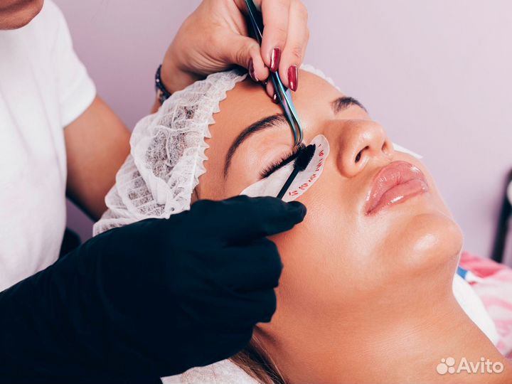 Мастер по наращиванию ресниц