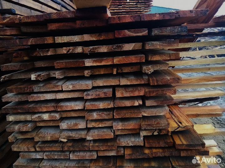 Прочные доски из сосны, надежное основание для строительства