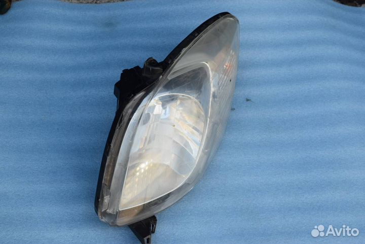 Фара передняя правая Toyota Yaris 2 811100D130