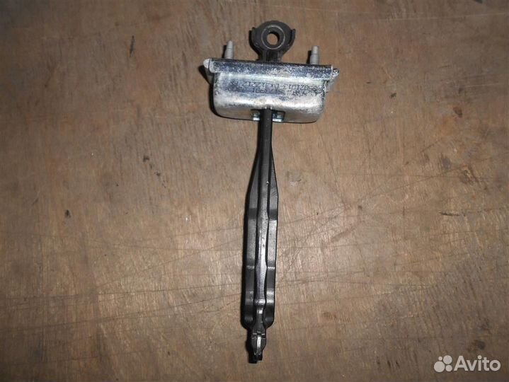 Ограничитель двери от Chevrolet Cruze 2009 - 2015