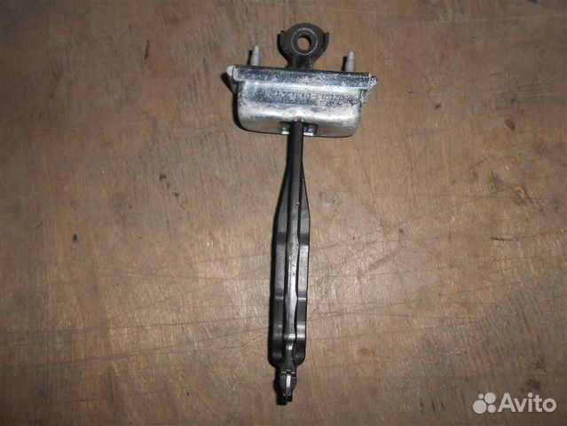 Ограничитель двери от Chevrolet Cruze 2009 - 2015