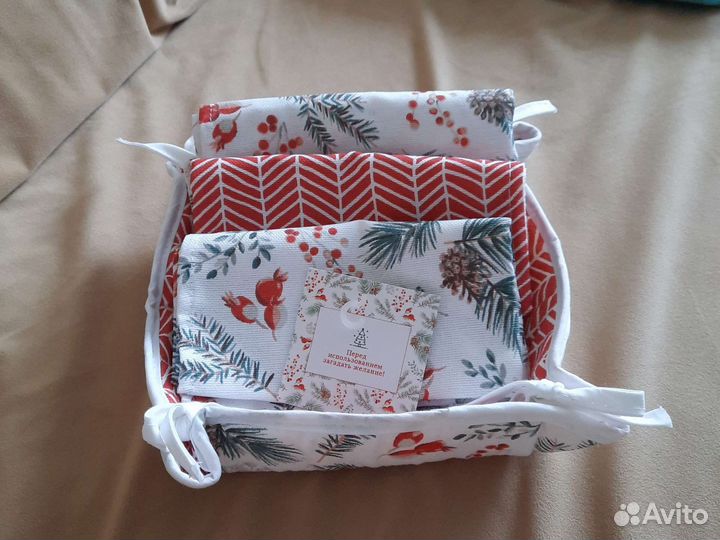 Набор полотенец в текстильной вазе