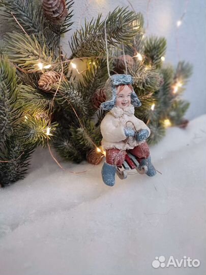 Ёлочная игрушка Мальчик на санках