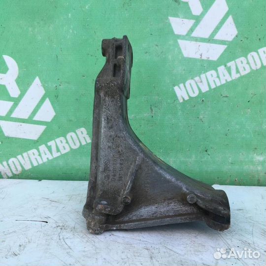 Кронштейн двигателя правый Фольксваген Пассат Б3