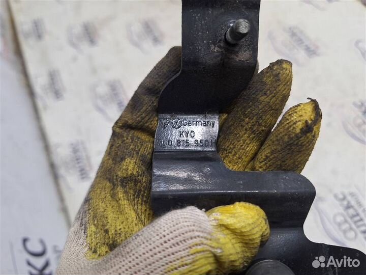 Кронштейн (сопут. товар) Audi Q7 2005