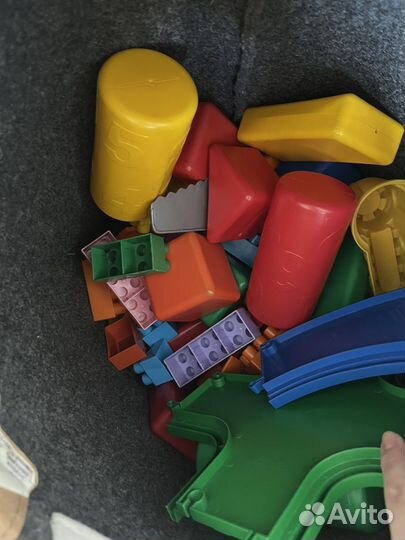 Конструктор в корзине для игрушек