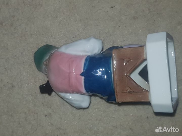 Фарфоровая статуэтка