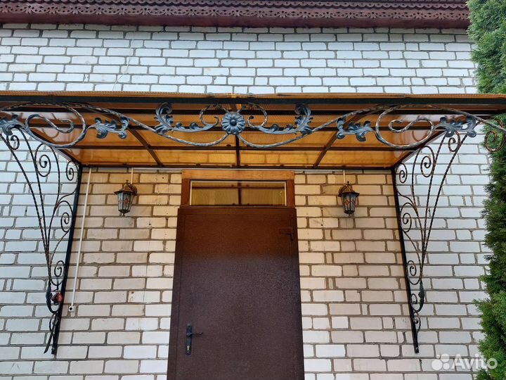 Козырек над крыльцом