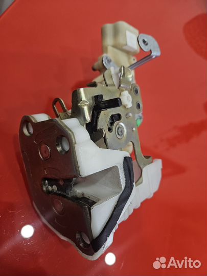 Замок двери toyota plats vits yaris echo ncp10