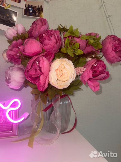 Ваза с искусственными цветами