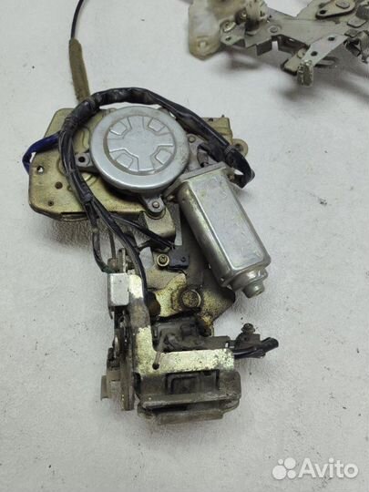 Замок двери задний правый Nissan Liberty 2004