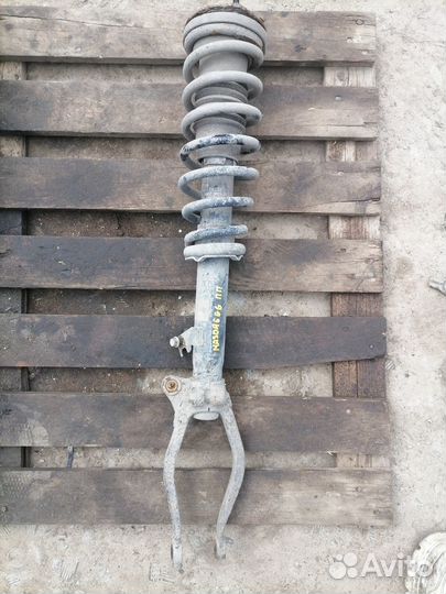 Стойка передняя правая Mazda 6GG 2.0