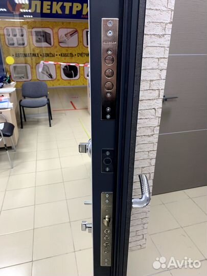 Дверь входная металлическая с зеркалом