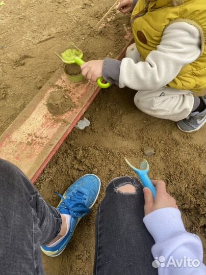 Няня на своей территории с группой детей