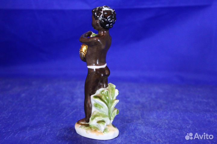 Фарфор статуэтка лфз Негритенок с ананасом мальчик