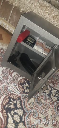 Металлический ящик для пистолета и денег