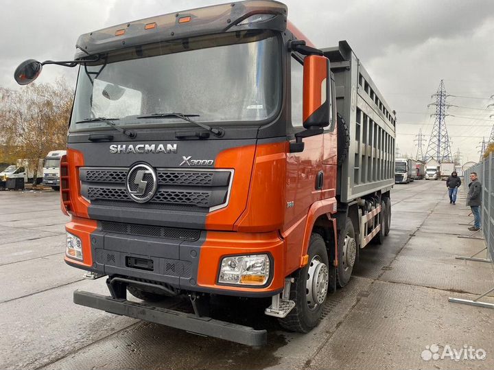 Водитель на самосвал / Грузовой самосвал