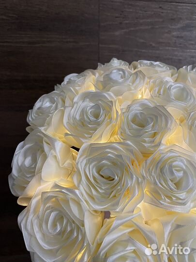 Букет белых атластных роз